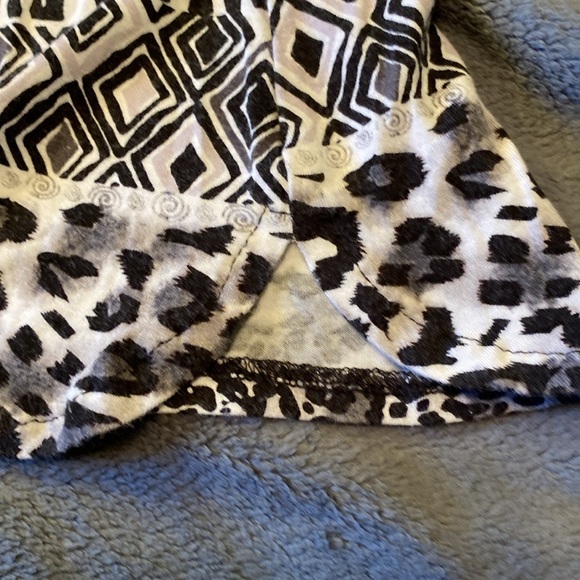 Canda animal print short sleeve V-neck Tee medium 96% viscose 4% elastia… - Picture 6 of 6